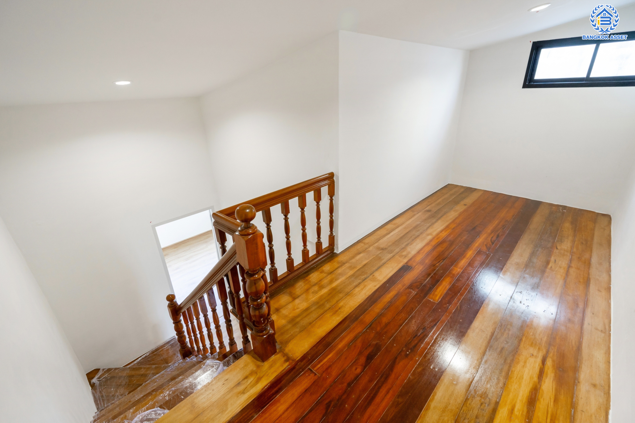 บ้านมือสองตกแต่งใหม่ ม.อิ่มอัมพร ราชพฤกษ์ เนื้อที่ 27 ตร.ว. ฟังก์ชันพร้อมทุกการเข้าอยู่ 3 ห้องนอน 2 ห้องน้ำ 1 ที่จอดรถ พร้อมรองรับทุกการอยู่อาศัย บนทำเลศักยภาพ ติดถนนราชพฤกษ์ เชื่อมต่อได้หลายเส้นทาง และใกล้รถไฟฟ้าสายสีน้ำเงิน "สถานีจรัญฯ13"...